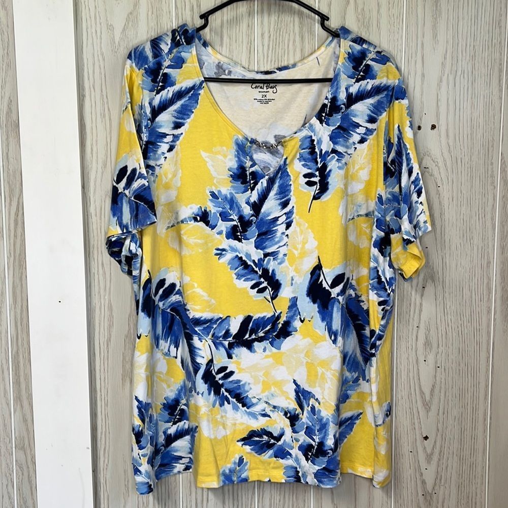Coral Bay 2X Woman’s shirt sleeve shirt. Yellow with blue leaf print. Silver